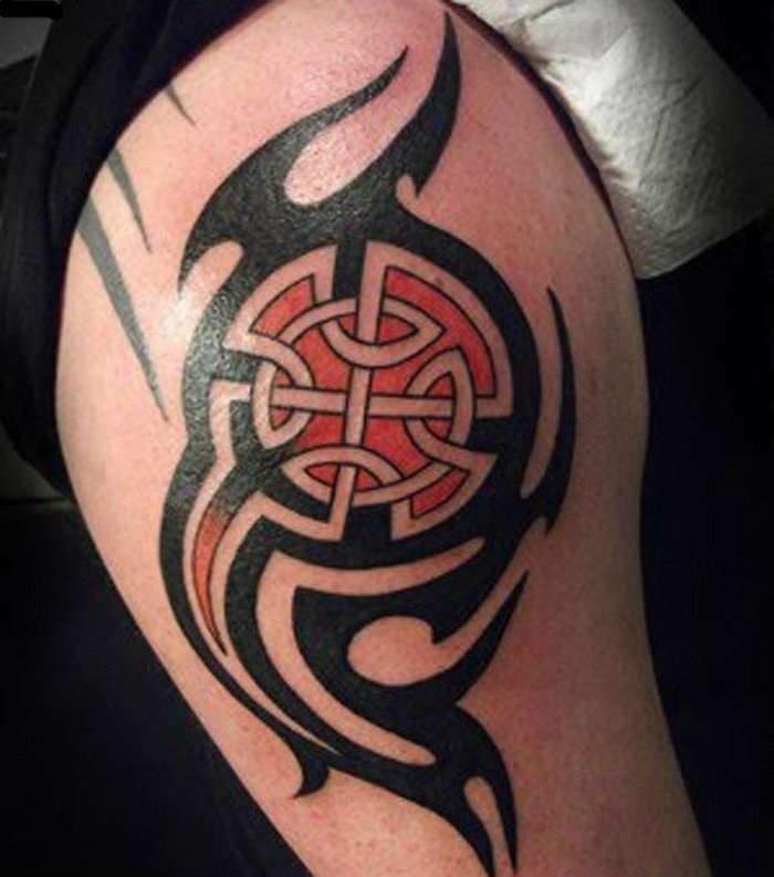 Tatuaje tribal celta negro y rojo