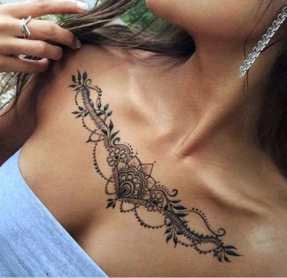 Tatuaje en el pecho para mujer