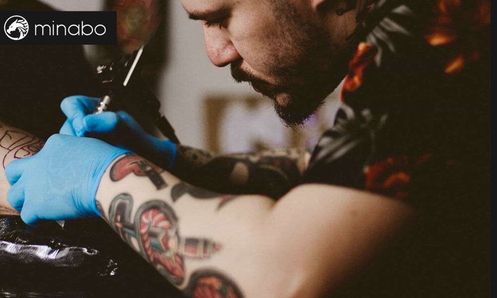 artista del tatuaje dolor