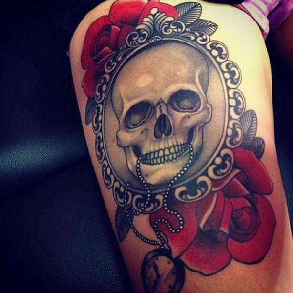 Tatuaje de calavera con rosas y reloj