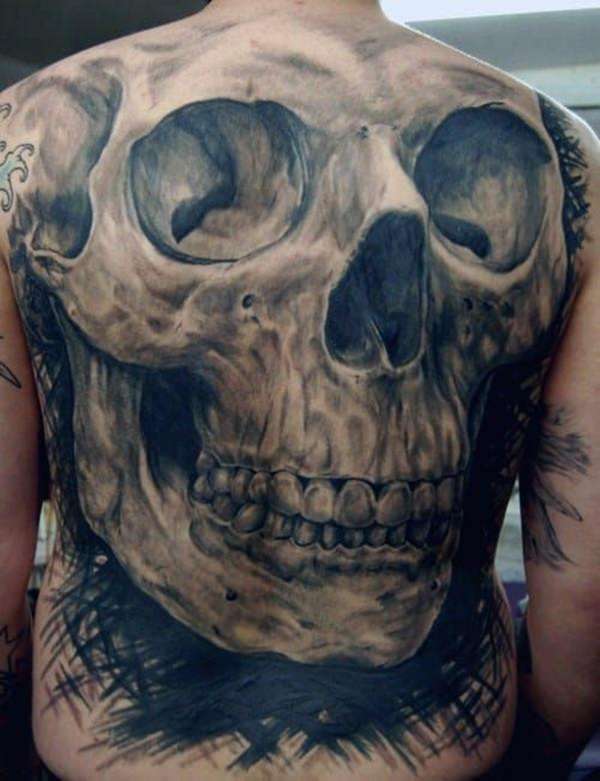 Tatuaje de calavera grande en la espalda