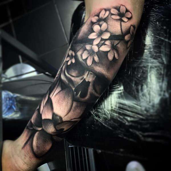 Tatuaje de calavera con flores