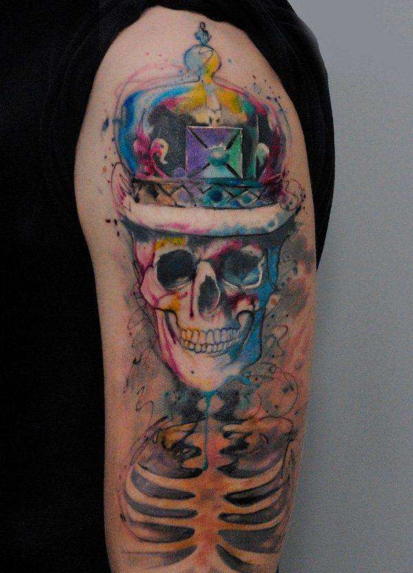 Tatuaje de calavera con corona de colores