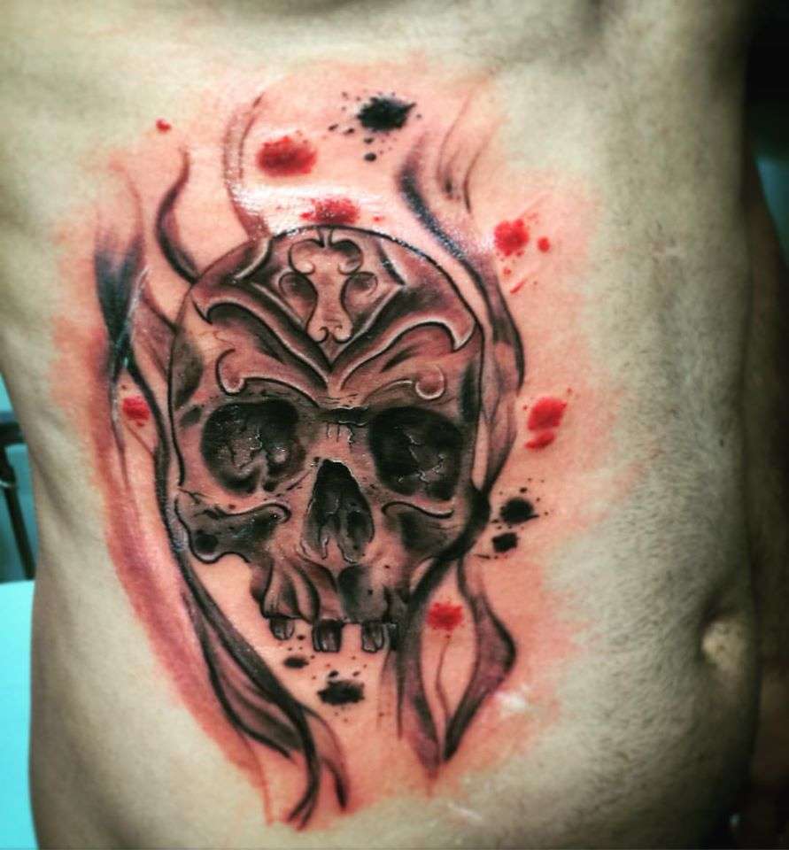 Tatuaje de calavera en rojo