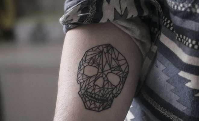 Tatuaje de calavera con triángulos