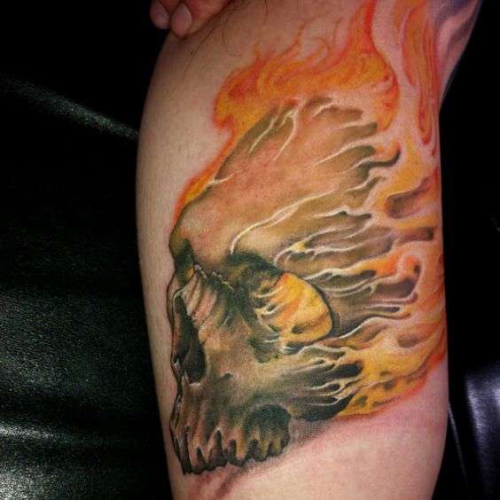 Tatuaje de calavera con fuego