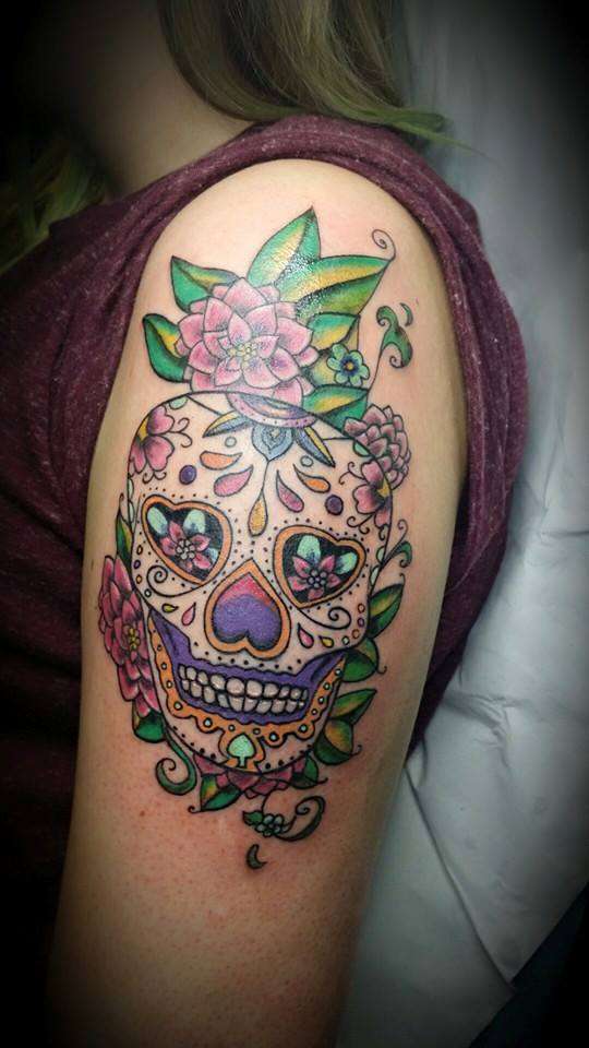 Tatuaje de calavera mexicana verde, violeta y rosada