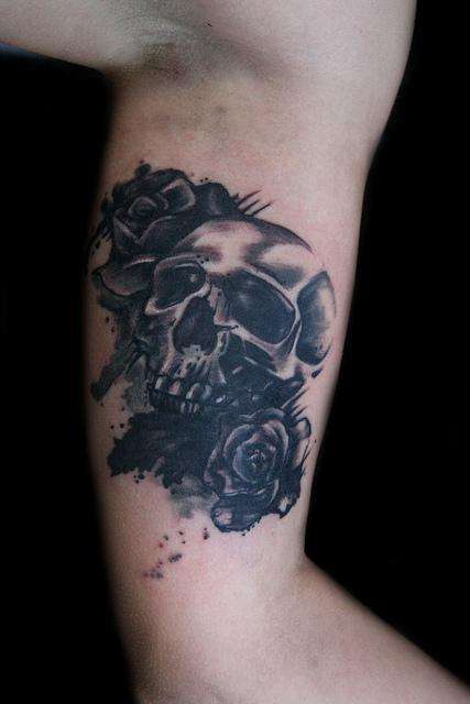 Tatuaje de calavera y rosas en negro