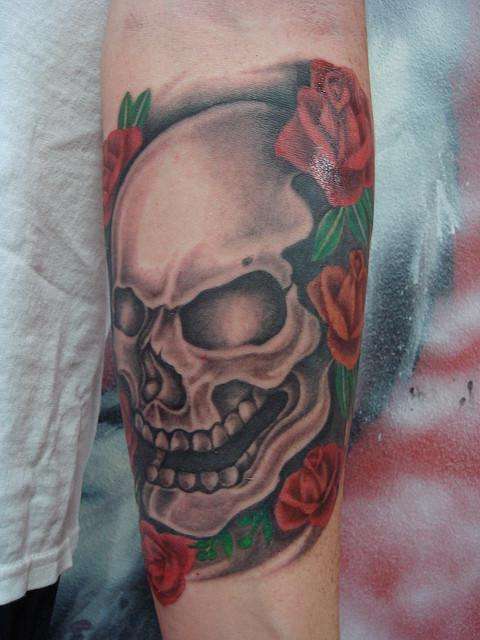 Tatuaje de calavera y muchas rosas