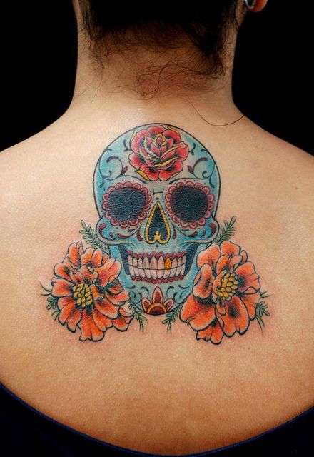 Tatuaje de calavera mexicana con tres flores