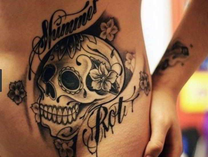 Tatuaje de calavera mexicana en la cadera