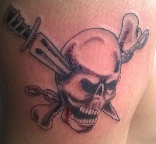 Tatuaje de calavera pirata daga, cadena y hueso