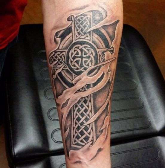 Tatuaje de cruz celta semiescondida