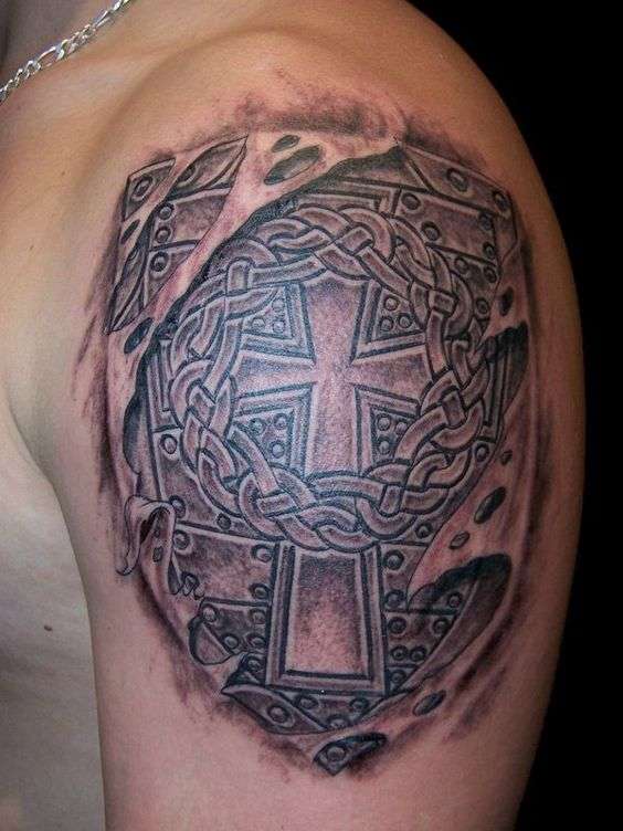 Tatuaje de cruz celta en escudo