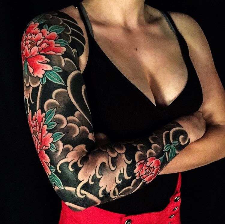 Tatuaje de flores tipo sleeve