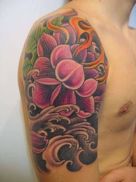 Tatuaje flor en hombro