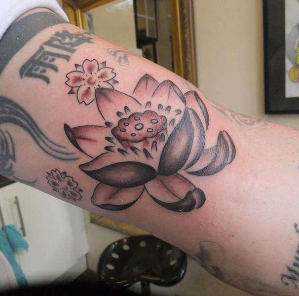 Tatuaje flor de loto en antebrazo