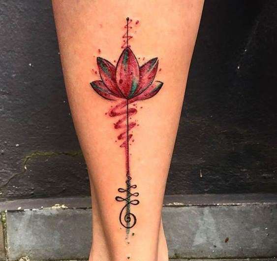 Tatuaje flor de loto en pantorrilla