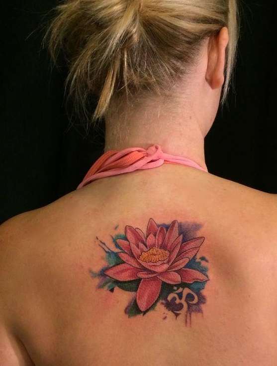 Tatuaje flor de loto en espalda