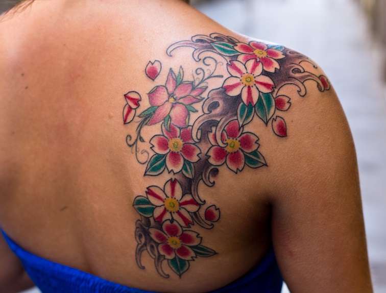 Tatuaje de sakura distintas tonalidades
