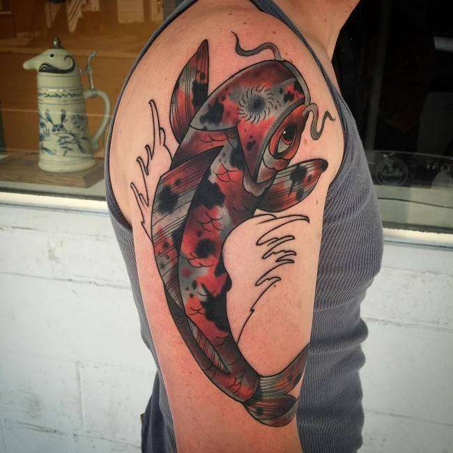 Tatuaje pez Koi negro y rojo