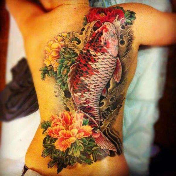 Tatuaje pez Koi en espalda de mujer