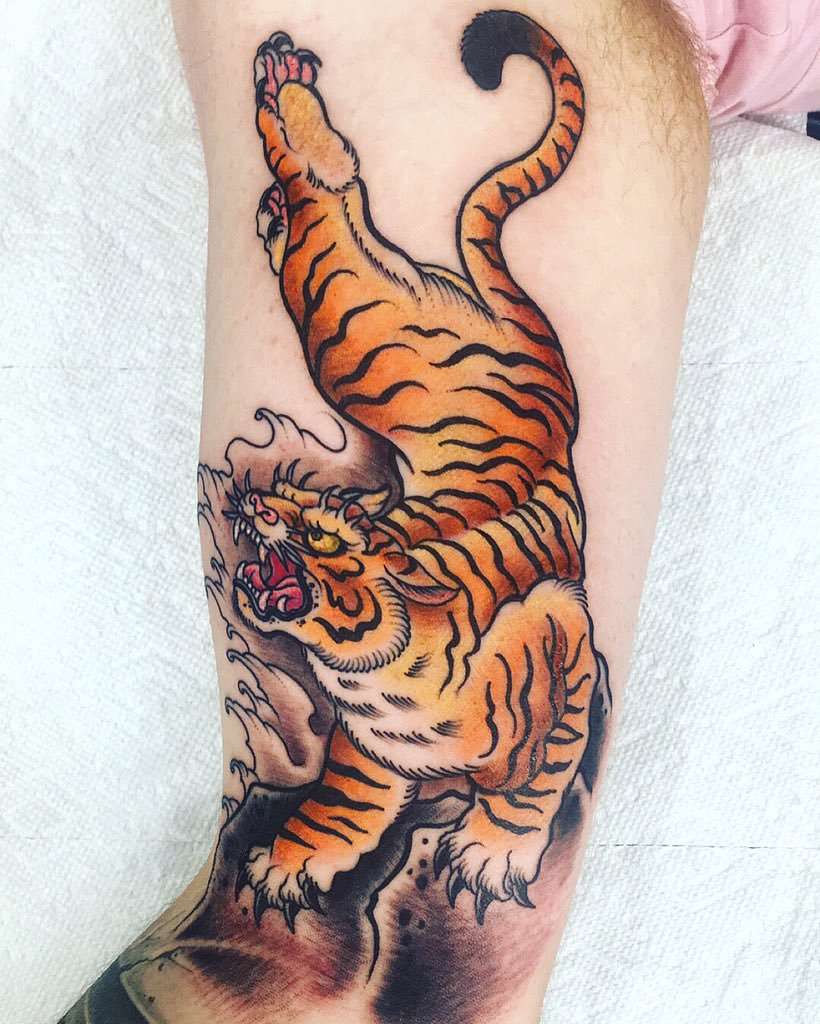 Tatuaje de tigre en brazo