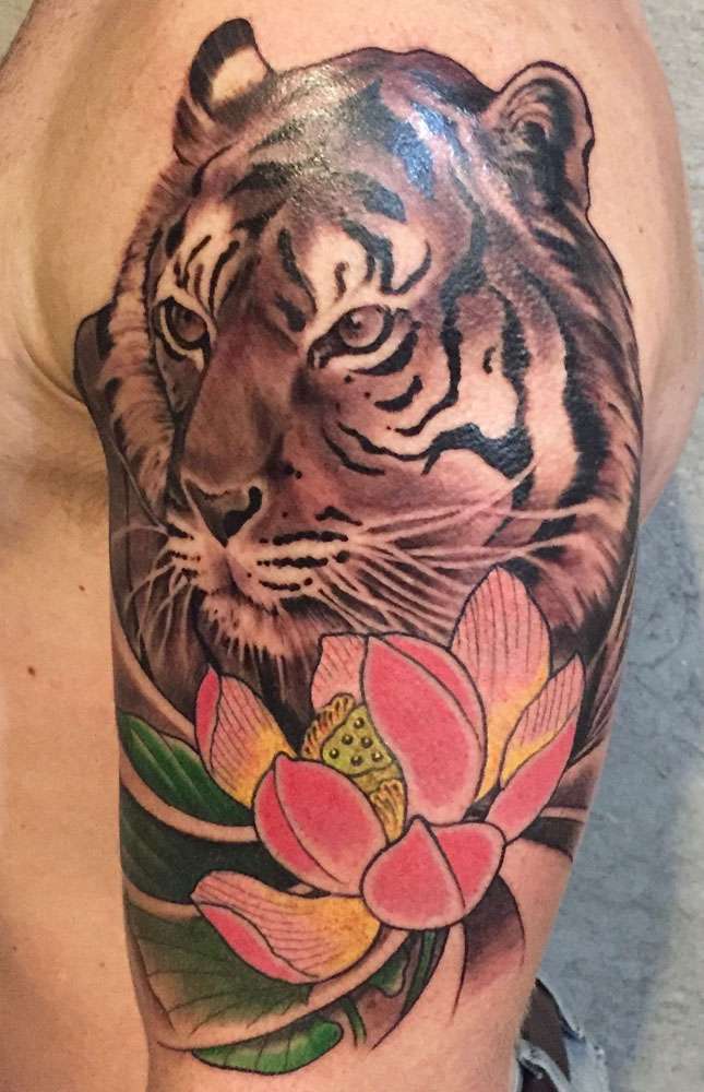 Tatuaje de tigre y flor de loto