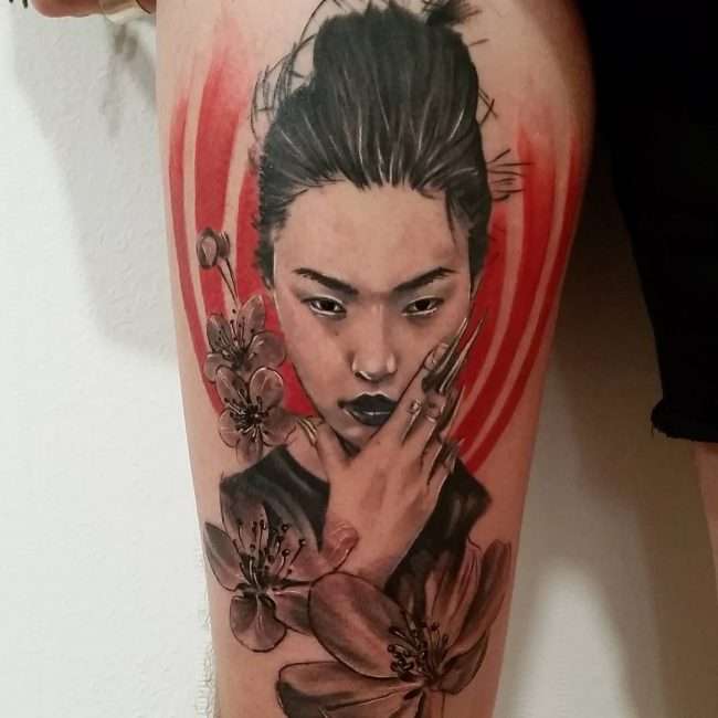 Tatuaje geisha y sakura
