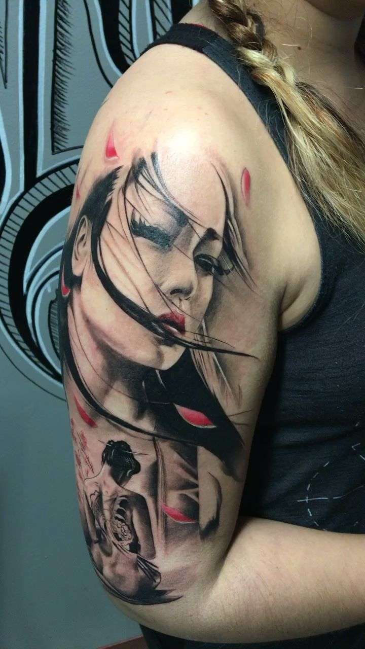 Tatuaje geisha en el hombro