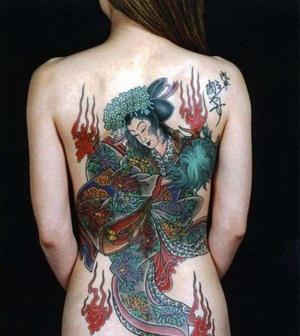 Gran tatuaje geisha en colores