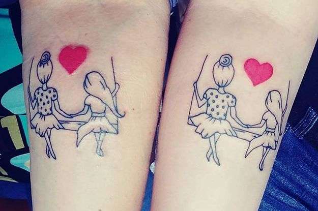 Tatuaje madre e hija en columpio