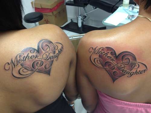 Tatuaje madre e hija corazón en espalda