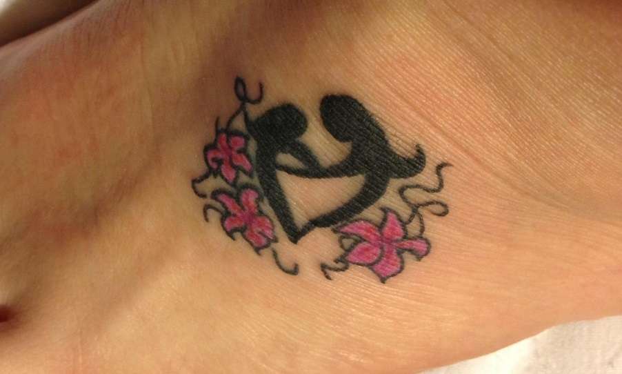 Tatuaje madre e hija en el pie