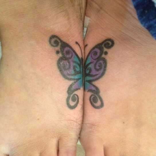 Tatuaje madre e hija media mariposa azul