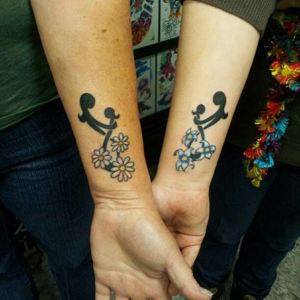 Tatuaje madre e hija en muñecas