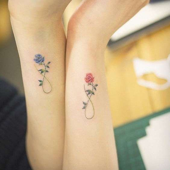 Tatuaje madre e hija dos rosas