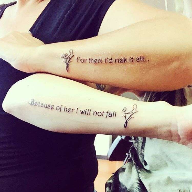 Tatuaje madre e hija frase en brazo