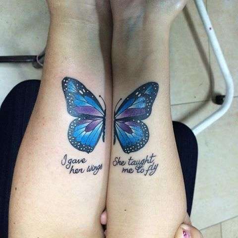 Tatuaje madre e hija mariposa y frase