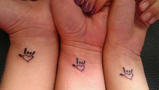 Tatuaje madre y dos hijas