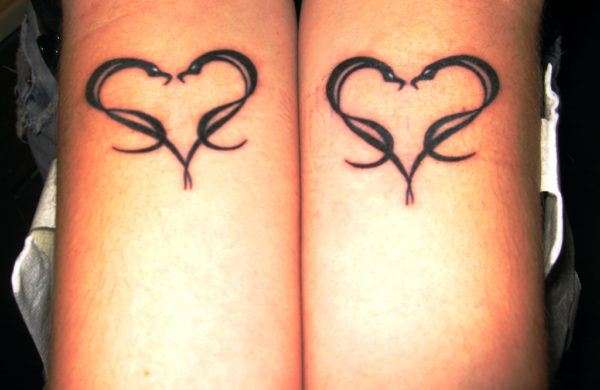 Tatuaje madre e hija corazón serpiente