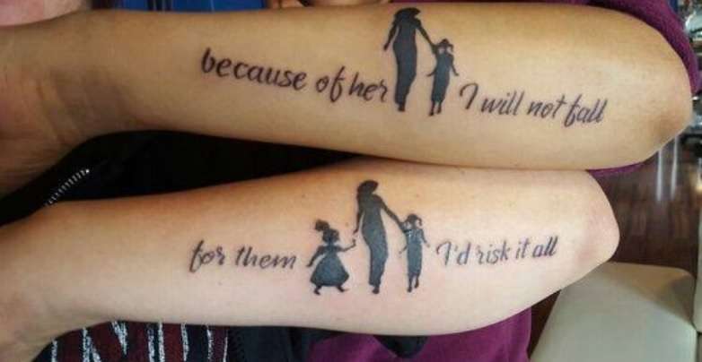 Tatuaje madre e hija en brazo