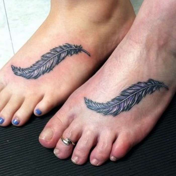 Tatuaje madre e hija pluma en pie