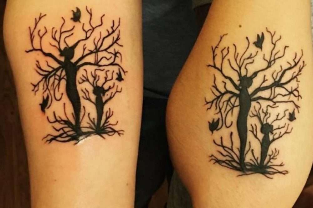 Tatuaje madre e hija árbol en negro