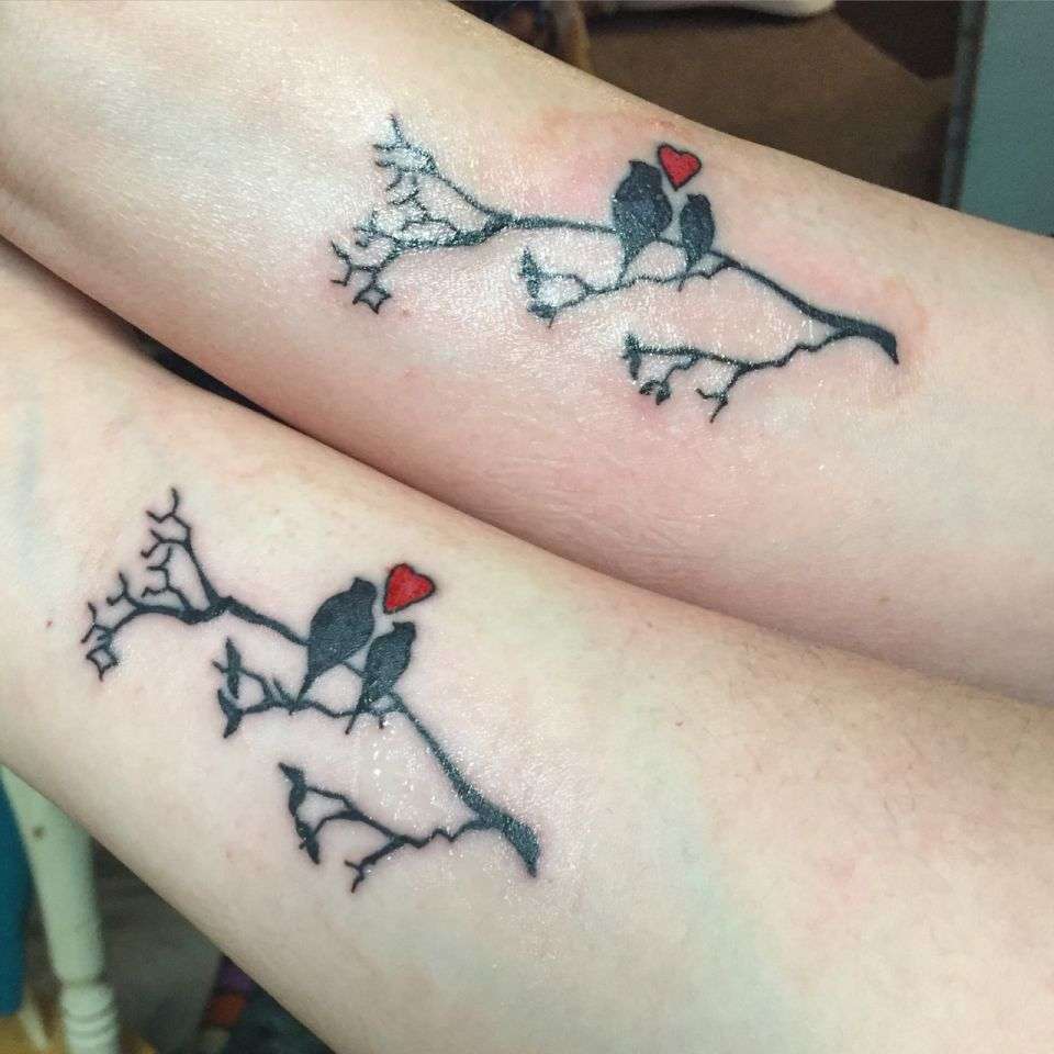 Tatuaje madre e hija aves en una rama