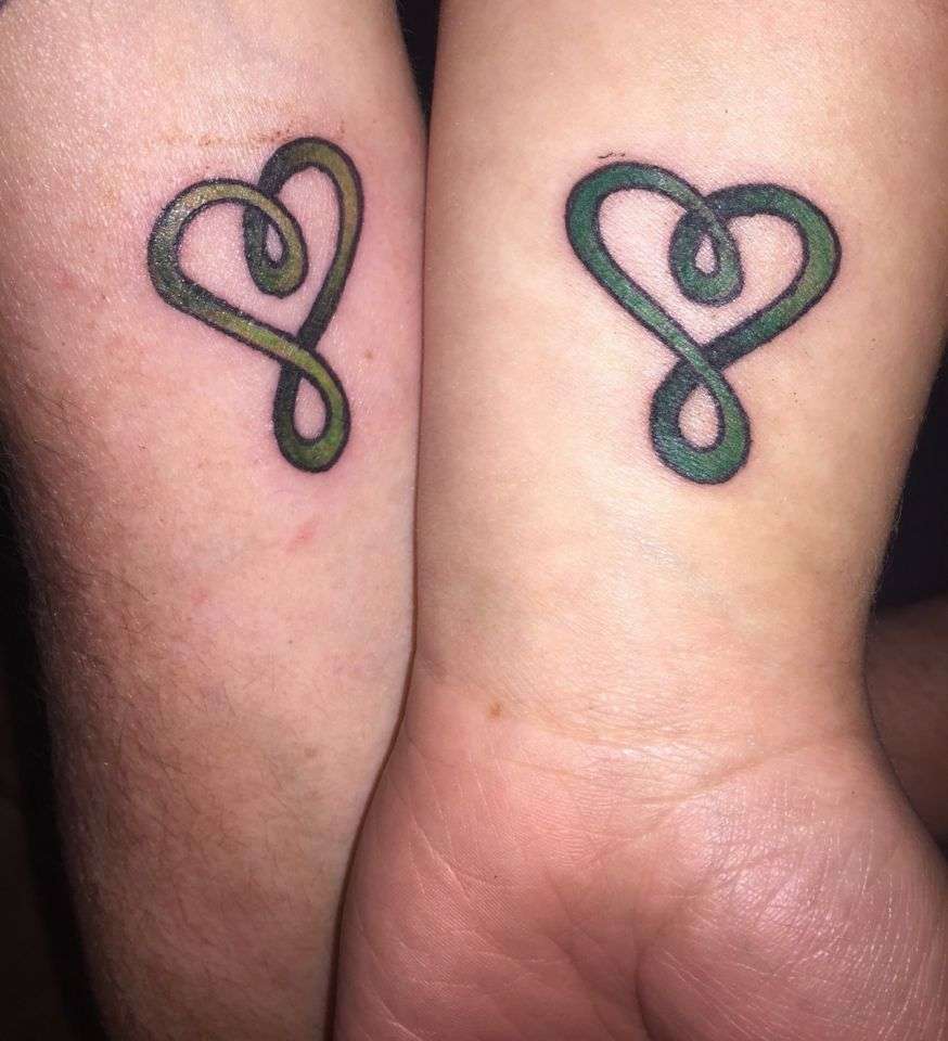 Tatuaje madre e hija corazón infinito