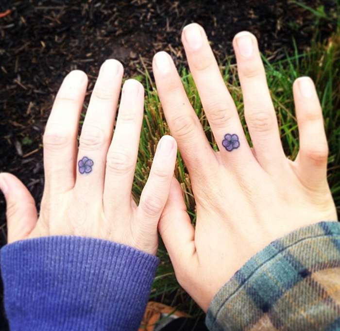 Tatuaje madre e hija flor en dedo