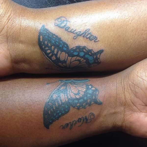Tatuaje madre e hija media mariposa