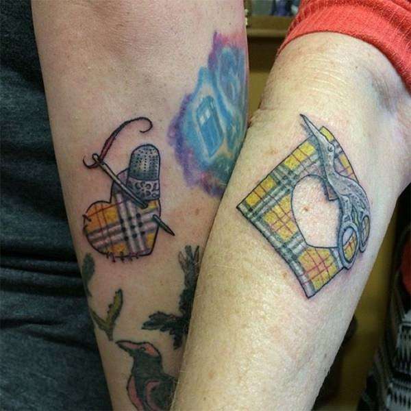 Tatuaje madre e hija costureras
