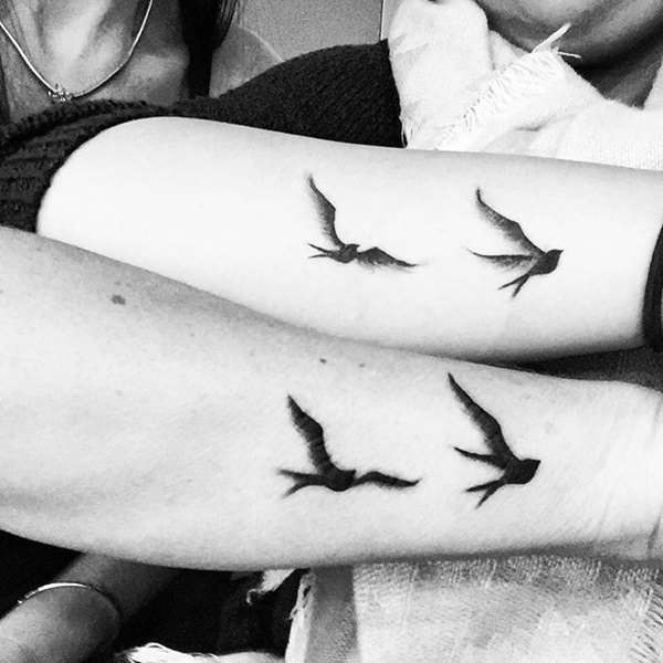 Tatuaje madre e hija pájaros volando